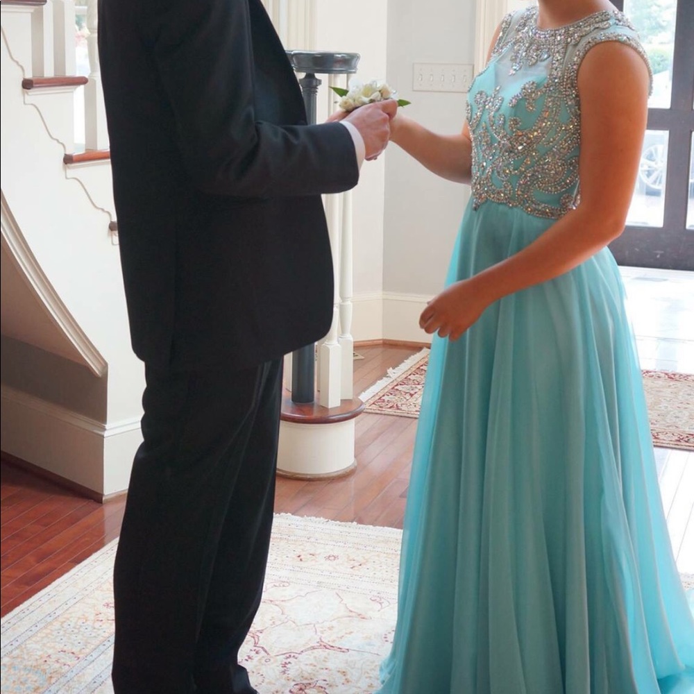 Prom dress - Picture 2 of 8